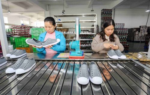 福建晋江:出口凉鞋生产忙